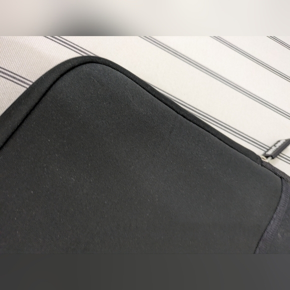 Soft carrying case for laptop or tablet - Picture 6 of 7